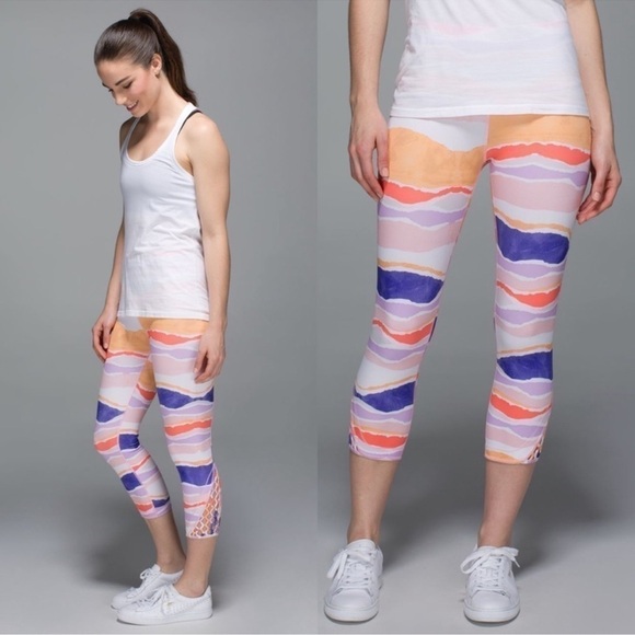 Lululemon True Self Crop in Bleacher Stripe White Iris Flower Size 4 EUC